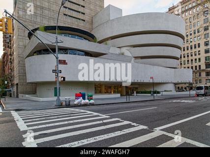 Le musée Solomon R. Guggenheim est l'une des attractions culturelles les plus célèbres de New York, conçu par l'architecte tout aussi célèbre Frank Lloyd Wright. Banque D'Images