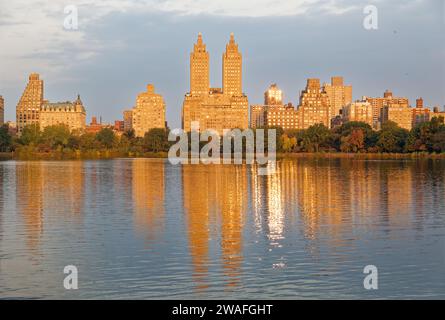 Les célèbres tours Eldorado dominent la ligne d'horizon matinale reflétée dans Jacqueline Kennedy Onassis Reservoir dans Central Park à New York. Banque D'Images