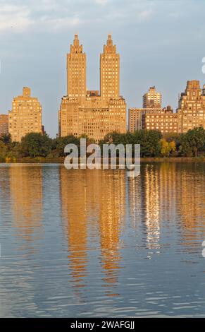 Les célèbres tours Eldorado dominent la ligne d'horizon matinale reflétée dans Jacqueline Kennedy Onassis Reservoir dans Central Park à New York. Banque D'Images