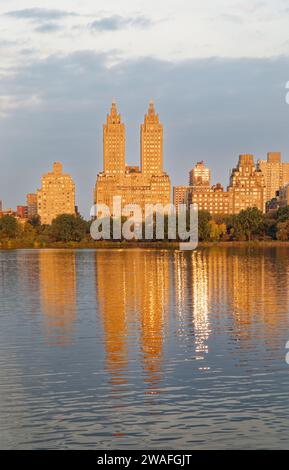 Les célèbres tours Eldorado dominent la ligne d'horizon matinale reflétée dans Jacqueline Kennedy Onassis Reservoir dans Central Park à New York. Banque D'Images