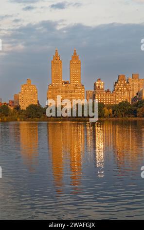 Les célèbres tours Eldorado dominent la ligne d'horizon matinale reflétée dans Jacqueline Kennedy Onassis Reservoir dans Central Park à New York. Banque D'Images