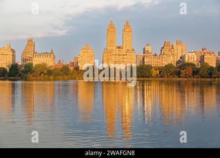 Les célèbres tours Eldorado dominent la ligne d'horizon matinale reflétée dans Jacqueline Kennedy Onassis Reservoir dans Central Park à New York. Banque D'Images