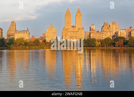 Les célèbres tours Eldorado dominent la ligne d'horizon matinale reflétée dans Jacqueline Kennedy Onassis Reservoir dans Central Park à New York. Banque D'Images