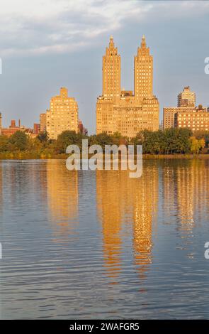 Les célèbres tours Eldorado dominent la ligne d'horizon matinale reflétée dans Jacqueline Kennedy Onassis Reservoir dans Central Park à New York. Banque D'Images