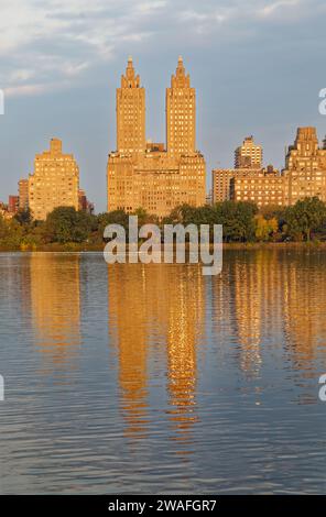 Les célèbres tours Eldorado dominent la ligne d'horizon matinale reflétée dans Jacqueline Kennedy Onassis Reservoir dans Central Park à New York. Banque D'Images