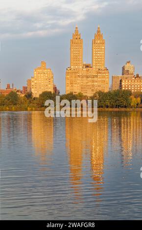 Les célèbres tours Eldorado dominent la ligne d'horizon matinale reflétée dans Jacqueline Kennedy Onassis Reservoir dans Central Park à New York. Banque D'Images