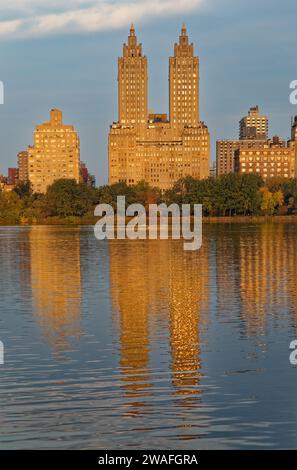 Les célèbres tours Eldorado dominent la ligne d'horizon matinale reflétée dans Jacqueline Kennedy Onassis Reservoir dans Central Park à New York. Banque D'Images