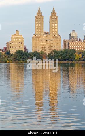 Les célèbres tours Eldorado dominent la ligne d'horizon matinale reflétée dans Jacqueline Kennedy Onassis Reservoir dans Central Park à New York. Banque D'Images