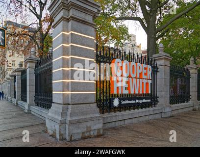 New York Landmark Cooper Hewitt, le Smithsonian Design Museum, est l’ancien Carnegie Mansion sur le « Museum Mile » de la Cinquième Avenue. Banque D'Images