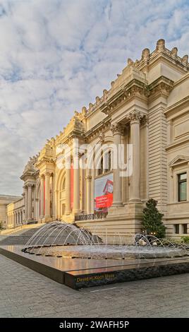 Les fontaines animent le Metropolitan Museum of Art, un amalgame monumental d’architectes et de styles, qui fait partie du célèbre « Museum Mile » de New York. Banque D'Images