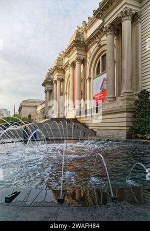 Les fontaines animent le Metropolitan Museum of Art, un amalgame monumental d’architectes et de styles, qui fait partie du célèbre « Museum Mile » de New York. Banque D'Images