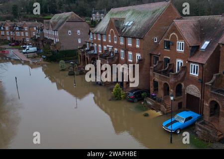 Bridgnorth, Shropshire, le 4 janvier 2024 - les inondations causées par la tempête Henk continuent de toucher des zones le long de la rivière Severn. Bridgnorth a également vu des inondations dévastatrices avec des terrains de rugby sous plusieurs pieds et des coups d'eau sur les pneus d'une muscle car américaine. Les niveaux de la rivière devraient atteindre un sommet très proche des sommets records vendredi matin. Crédit : Arrêter Press Media/Alamy Live News Banque D'Images