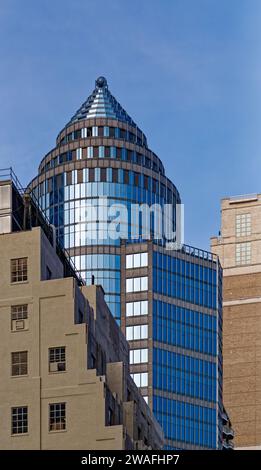 International Plaza, un cylindre en verre bleu brillant avec capuchon conique, ponctue la Skyline de Lexington Avenue. Helmut Jahn a conçu la tour de bureaux. Banque D'Images