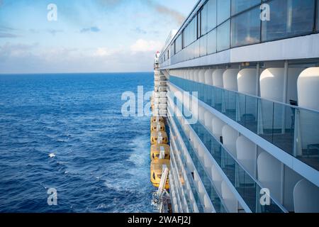 Vue aérienne d'un grand bateau de croisière naviguant en pleine mer, vue du sommet Banque D'Images