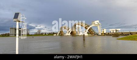 Barrage et station d'écluse Amerongen dans le Rhin inférieur près de Maurik dans la province d'Utrecht aux pays-Bas Banque D'Images