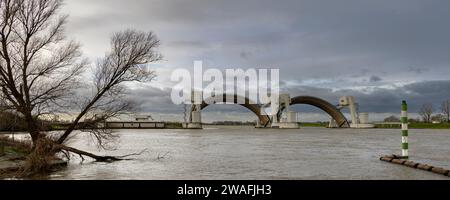 Barrage et station d'écluse Amerongen dans le Rhin inférieur près de Maurik dans la province d'Utrecht aux pays-Bas Banque D'Images