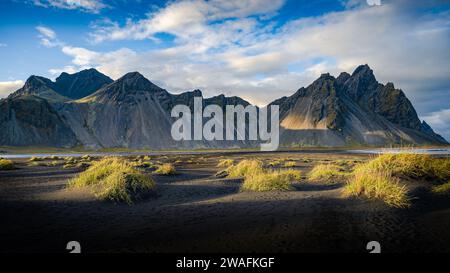 La célèbre chaîne de Vestrahorn et ses plages de sable noir, Höfn, Islande Banque D'Images