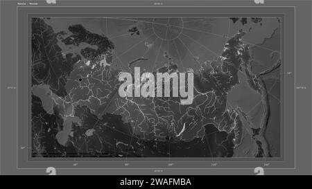 La Russie est mise en évidence sur une carte d'altitude en niveaux de gris avec la carte des lacs et des rivières avec le point de la capitale du pays, la grille cartographique, l'échelle de distance et la carte Banque D'Images