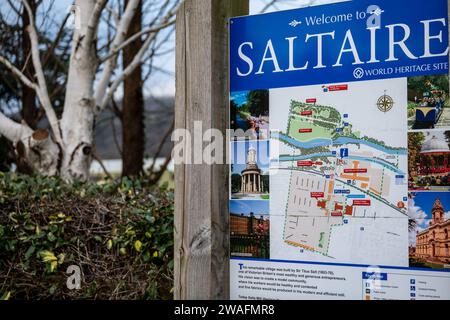 Bienvenue à Saltaire enseigne touristique et carte dans le site du patrimoine mondial à Bradford, West Yorkshire. Banque D'Images