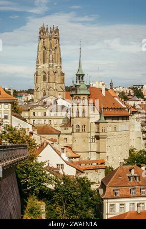 Vue de l'hôtel de ville de Fribourg et de la cathédrale Saint-Nicolas, Suisse Banque D'Images