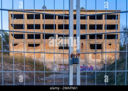 Ruinen des in der Nazizeit gebauten Kraft durch Freude Objektes in Prora auf der Ostseeinsel Rügen Landkreis Vorpommern-Rügen in Mecklenburg-Vorpommern. Der 4,5 km lange Häuserkomplex sollte 20000 Urlauber beherbergen. In der DDR war das Gelände eine NVA-Kaserne. *** Ruines du complexe Kraft durch Freude construit pendant l'ère nazie à Prora sur l'île de Rügen, dans la mer Baltique, dans le district de Vorpommern Rügen, dans le Mecklembourg-Vorpommern le complexe de maisons de 4,5 km de long était destiné à accueillir 20000 vacanciers en RDA, le site était une caserne de la NVA Banque D'Images