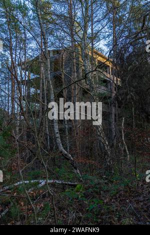 Ruinen des in der Nazizeit gebauten Kraft durch Freude Objektes in Prora auf der Ostseeinsel Rügen Landkreis Vorpommern-Rügen in Mecklenburg-Vorpommern. Der 4,5 km lange Häuserkomplex sollte 20000 Urlauber beherbergen. In der DDR war das Gelände eine NVA-Kaserne. *** Ruines du complexe Kraft durch Freude construit pendant l'ère nazie à Prora sur l'île de Rügen, dans la mer Baltique, dans le district de Vorpommern Rügen, dans le Mecklembourg-Vorpommern le complexe de maisons de 4,5 km de long était destiné à accueillir 20000 vacanciers en RDA, le site était une caserne de la NVA Banque D'Images
