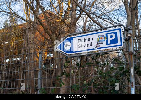 Ruinen des in der Nazizeit gebauten Kraft durch Freude Objektes in Prora auf der Ostseeinsel Rügen Landkreis Vorpommern-Rügen in Mecklenburg-Vorpommern. Der 4,5 km lange Häuserkomplex sollte 20000 Urlauber beherbergen. In der DDR war das Gelände eine NVA-Kaserne. *** Ruines du complexe Kraft durch Freude construit pendant l'ère nazie à Prora sur l'île de Rügen, dans la mer Baltique, dans le district de Vorpommern Rügen, dans le Mecklembourg-Vorpommern le complexe de maisons de 4,5 km de long était destiné à accueillir 20000 vacanciers en RDA, le site était une caserne de la NVA Banque D'Images