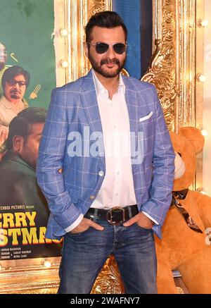 Mumbai, Inde. 04 janvier 2024. L'acteur de Bollywood Sanjay Kapoor pose pour une photo alors qu'il arrive pour une conférence de presse et un lancement de bande-annonce de son prochain film 'Joyeux Noël' à Mumbai. Le film sortira dans les salles le 12 janvier 2024 en hindi, tamoul et télougou. (Photo Ashish Vaishnav/SOPA Images/Sipa USA) crédit : SIPA USA/Alamy Live News Banque D'Images