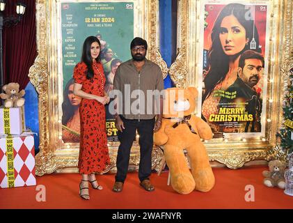 Mumbai, Inde. 04 janvier 2024. (G-D) l'actrice de Bollywood Katrina Kaif et l'acteur et producteur indien Vijay Sethupathi (D) posent pour une photo alors qu'ils arrivent pour une conférence de presse et un lancement de bande-annonce de leur prochain film "Joyeux Noël" à Mumbai. Le film sortira dans les salles le 12 janvier 2024 en hindi, tamoul et télougou. (Photo Ashish Vaishnav/SOPA Images/Sipa USA) crédit : SIPA USA/Alamy Live News Banque D'Images