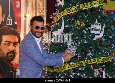 Mumbai, Inde. 04 janvier 2024. L'acteur de Bollywood Sanjay Kapoor pose pour une photo alors qu'il arrive pour une conférence de presse et le lancement de la bande-annonce de son prochain film "Joyeux Noël" à Mumbai. Le film sortira dans les salles le 12 janvier 2024 en hindi, tamoul et télougou. (Photo Ashish Vaishnav/SOPA Images/Sipa USA) crédit : SIPA USA/Alamy Live News Banque D'Images