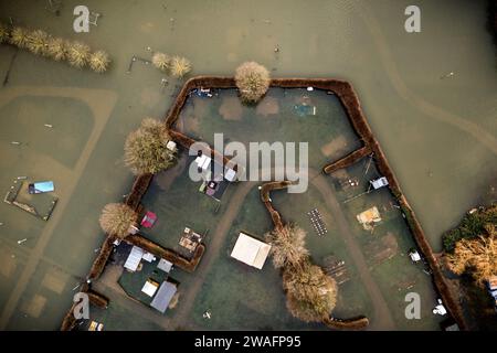 ROERMOND - Une photo de drone d'un camping Hatenboer abandonné et inondé près de Roermond. En raison de la crue des eaux dans la Maas, des mesures sont prises contre les inondations possibles. ANP / Hollandse Hoogte / Rob Engelaar pays-bas Out - belgique Out Banque D'Images