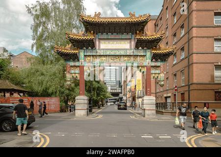 Cadeau officiel de Pékin cette grande arche impériale est la porte d’entrée du Chinatown de Manchester et la seule de son genre en Europe. Banque D'Images