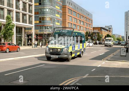 Deux fourgonnettes de l'unité d'aide tactique de la police du Grand Manchester voyageant à Manchester par une journée ensoleillée. Application de la loi au Royaume-Uni. Banque D'Images