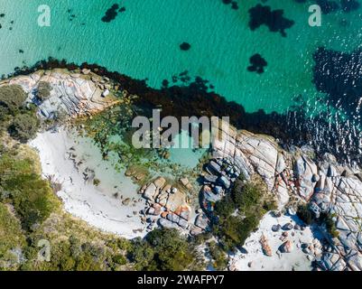 Une vue aérienne d'une magnifique côte avec des eaux turquoises et des rochers Banque D'Images