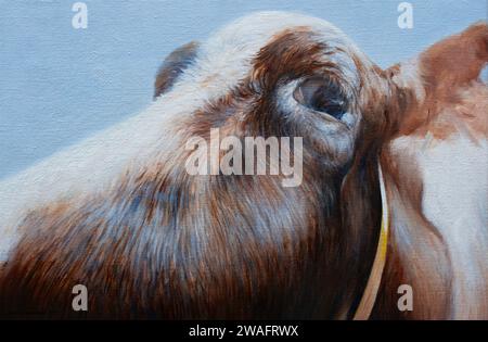 Gros plan d'une tête de vache avec un tour de cou jaune éclairé par la lumière du soleil sur un ciel bleu. Peinture à l'huile sur toile Banque D'Images