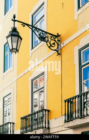 Lampadaire décoratif sur le mur d'une maison de ville à Lisbonne Portugal Banque D'Images