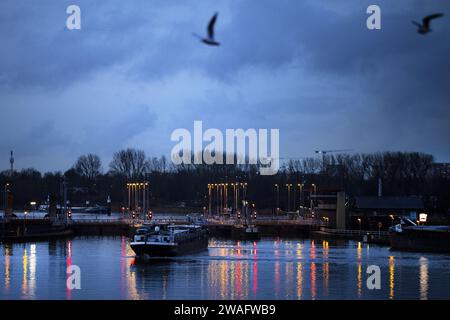 AMSTERDAM - serrures fermées. Les Oranjesluis, qui sont situés dans la rivière IJ près d'Amsterdam, sont fermés en raison des niveaux d'eau élevés dans le Markermeer. On ne sait toujours pas combien de temps les écluses resteront fermées. ANP RAMON VAN flymen netherlands Out - belgique Out Banque D'Images