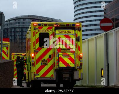 Londres, royaume-uni, 4 janvier 2024 ambulances et personnel médical en file d'attente à l'extérieur de l'hôpital St Thomas le NHS est sous pression avec une recrudescence des cas de Covid-19 et de grippe. Les médecins juniors sont en grève de six jours, ce qui fait pression sur le crédit du NHS : Richard Lincoln/Alamy Live News Banque D'Images