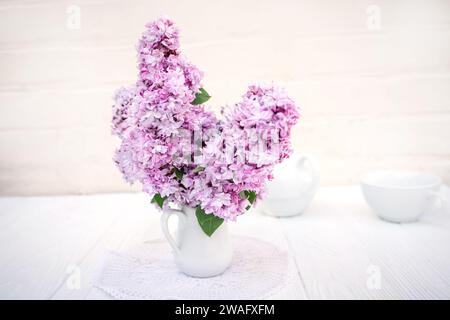 Nature morte créative. Délicat bouquet de lilas dans un vase. Concept de ressort. Banque D'Images