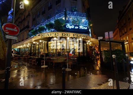 Paris, France - 31 décembre 2023 : Restaurant café de flore à la nuit pluvieuse . Il est situé dans le quartier Saint Germain des Prés pendant la période de Noël à pari Banque D'Images