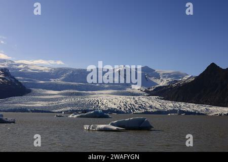 Fjallsárlón est un lac proglaciaire situé au sud du glacier Vatnajökull en Islande Banque D'Images
