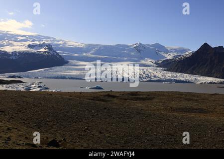 Fjallsárlón est un lac proglaciaire situé au sud du glacier Vatnajökull en Islande Banque D'Images