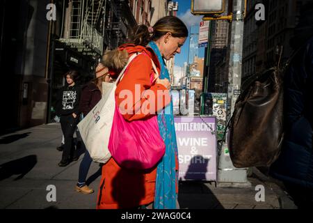 Activités dans le quartier Flatiron à New York le vendredi 29 décembre 2023. (© Richard B. Levine) Banque D'Images