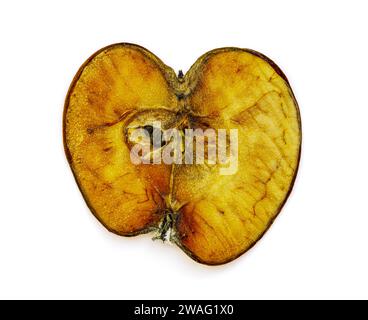 des tranches de pomme séchées très fines avec un moule isolé sur fond blanc Banque D'Images