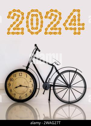 Décoration d'horloge de vélo avec 2024 Happy New Year fabriqué à partir de maillons de chaîne dorés Banque D'Images