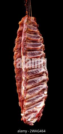 Côtes de porc fumées séchées roumaines traditionnelles suspendues à la ficelle Banque D'Images