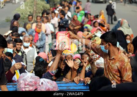 Dhaka, Wari, Bangladesh. 4 janvier 2024. Les gens attendent dans une file pour acheter des produits essentiels quotidiens à des prix subventionnés à une Trading Corporation of Bangladesh (TCB) à Dhaka le 04 janvier 2024. Le gouvernement a lancé un programme de vente de produits de base dans la capitale à un taux subventionné pour les familles à faible revenu. (Image de crédit : © Habibur Rahman/ZUMA Press Wire) USAGE ÉDITORIAL SEULEMENT! Non destiné à UN USAGE commercial ! Banque D'Images