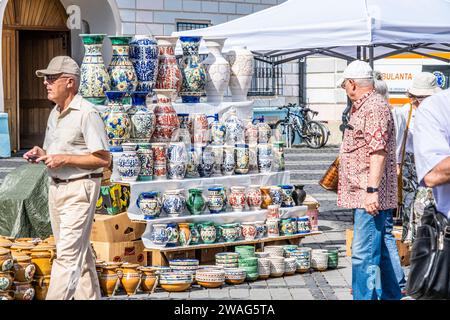 Ville de Sibiu, Roumanie - 03 septembre 2023. Marché de céramique artisanale roumaine traditionnelle à la foire des potiers de Sibiu, Roumanie Banque D'Images