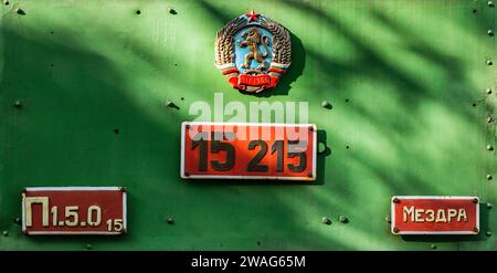 Ville de ruse, Bulgarie - 21 octobre 2017. Vieille locomotive rétro désaffectée dans le dépôt du Musée de l'Industrie et du chemin de fer Banque D'Images