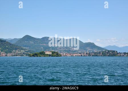 Isola Madre, vue depuis Isola Bella, avec la ville de Pallanza derrière, sur le lac majeur, Italie. Banque D'Images